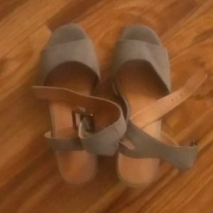 Universal Thread Sz 6 Sandals